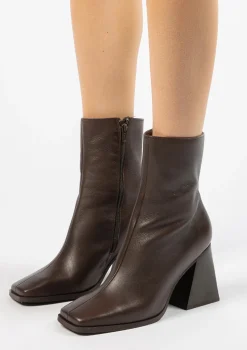 Donkerbruine Enkellaarsjes Met Blokhak^Sacha Cheap